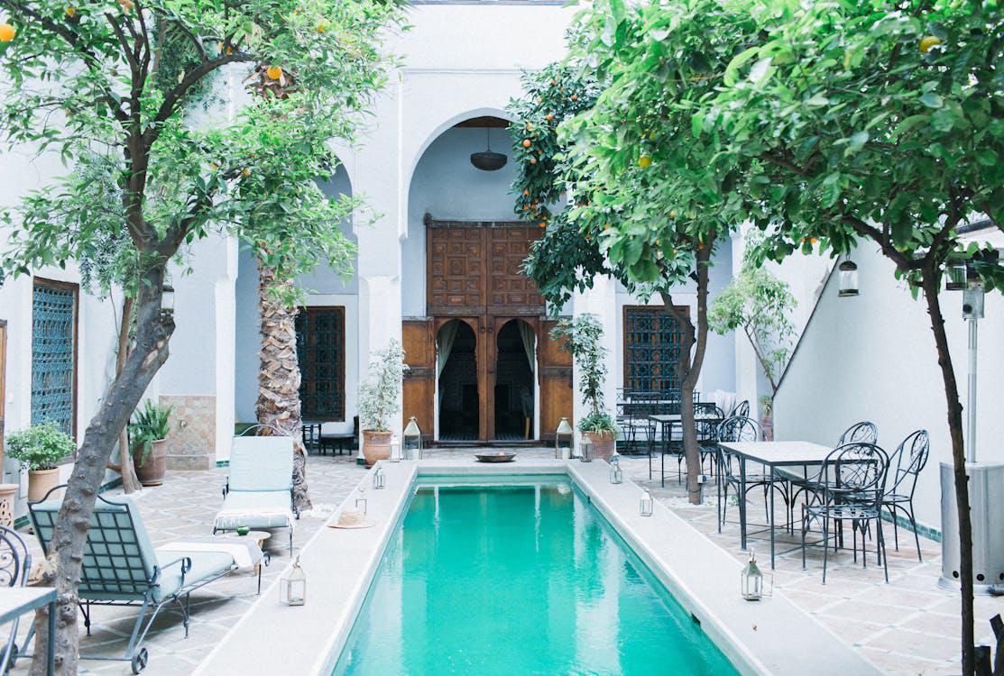 Aesthetic swimming pool construction for a restaurant