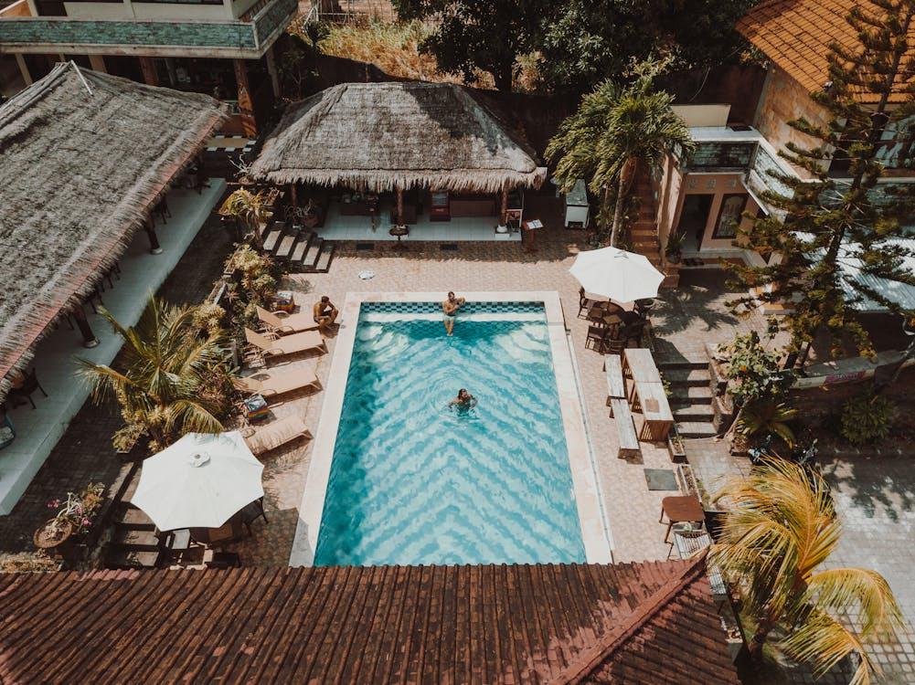 Expert pool builder installing backyard pool</p>
<p>