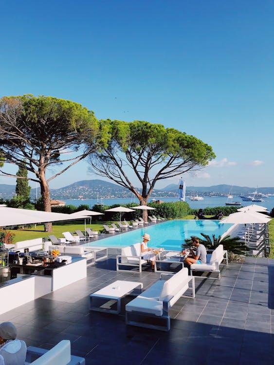 A spa and pool alongside the main pool at a hotel property